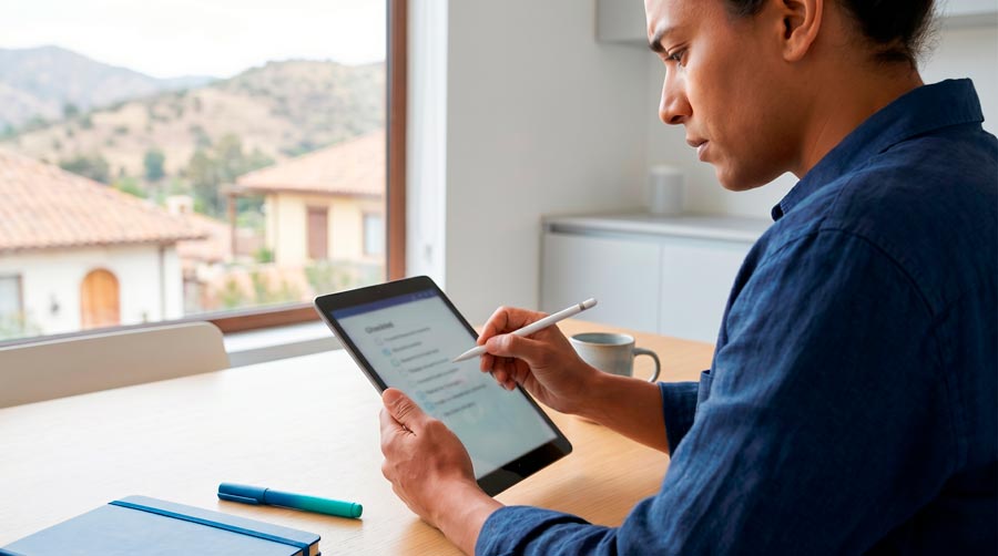 Propietario usando checklist para evaluar y elegir corredor de propiedades en Chile.