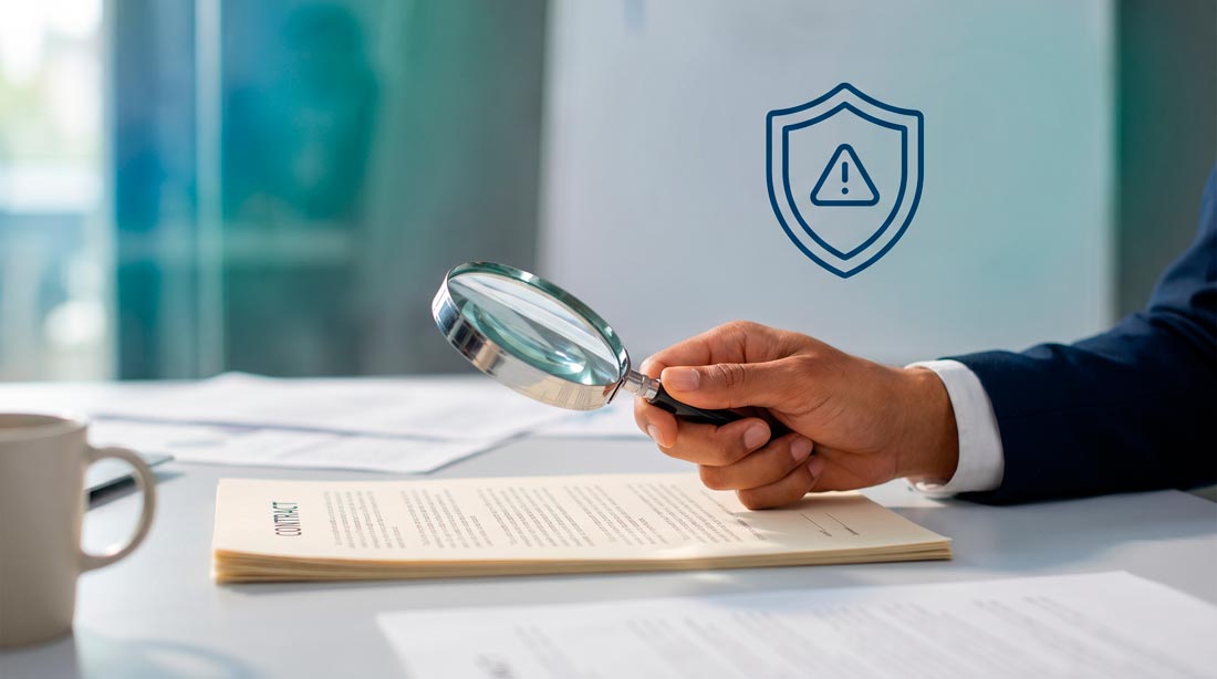 Persona revisando documentos para evitar fraudes inmobiliarios en Chile 2026