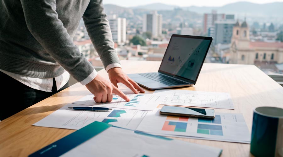 Inversionista inmobiliario en Chile analizando datos de rentabilidad en 2026